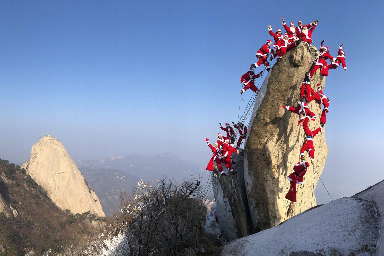 En coree du sud des grimpeurs habilles en pere noel ont gravi la montagne buckan a seoul photo yonhap yonhap afp 1577034778